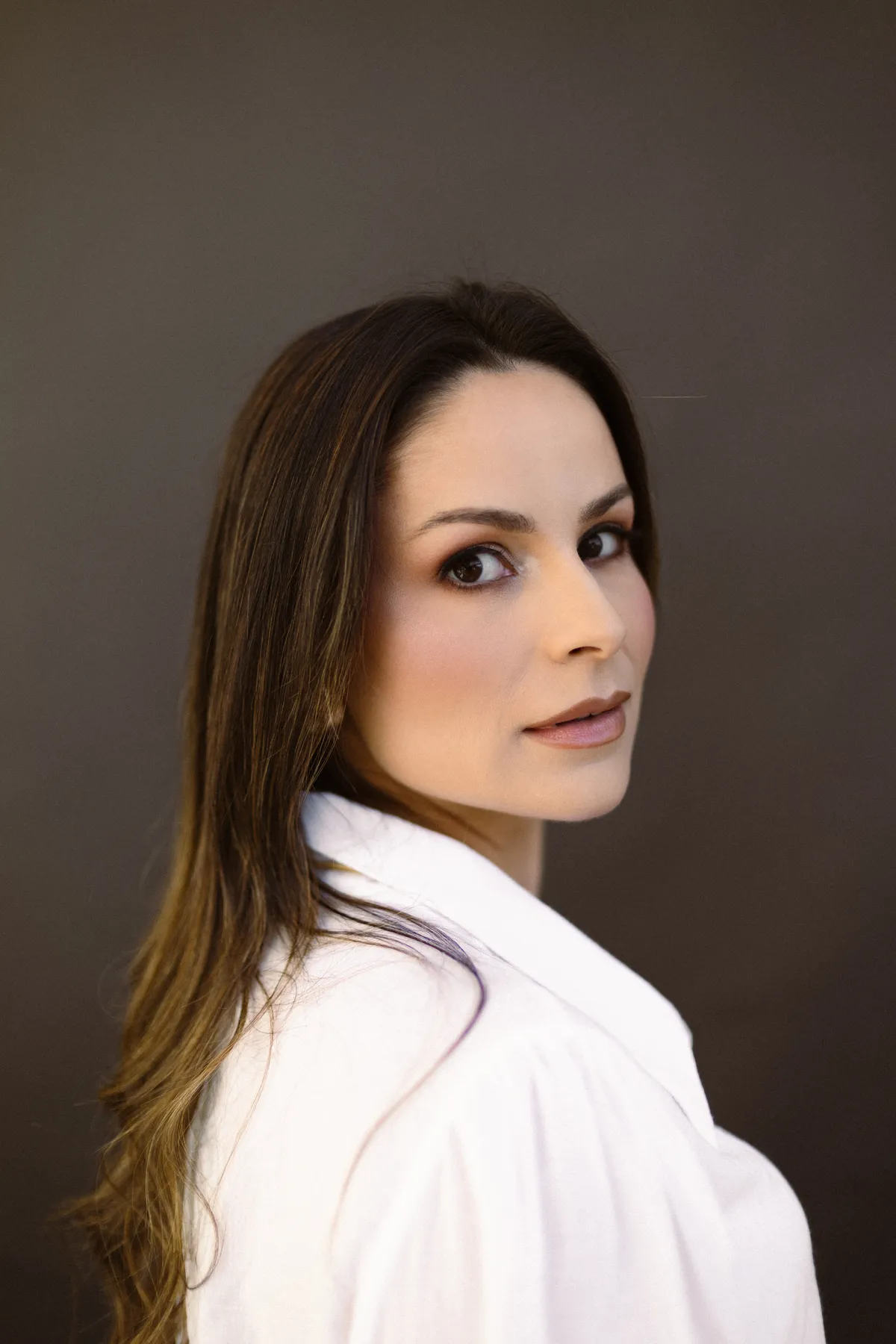 Jaqueline Campos de perfil, em luz natural